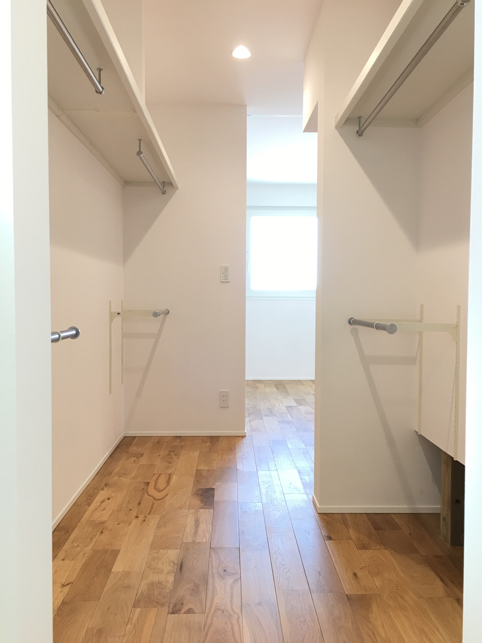 収納が充実した会津の平屋住宅の室内空間